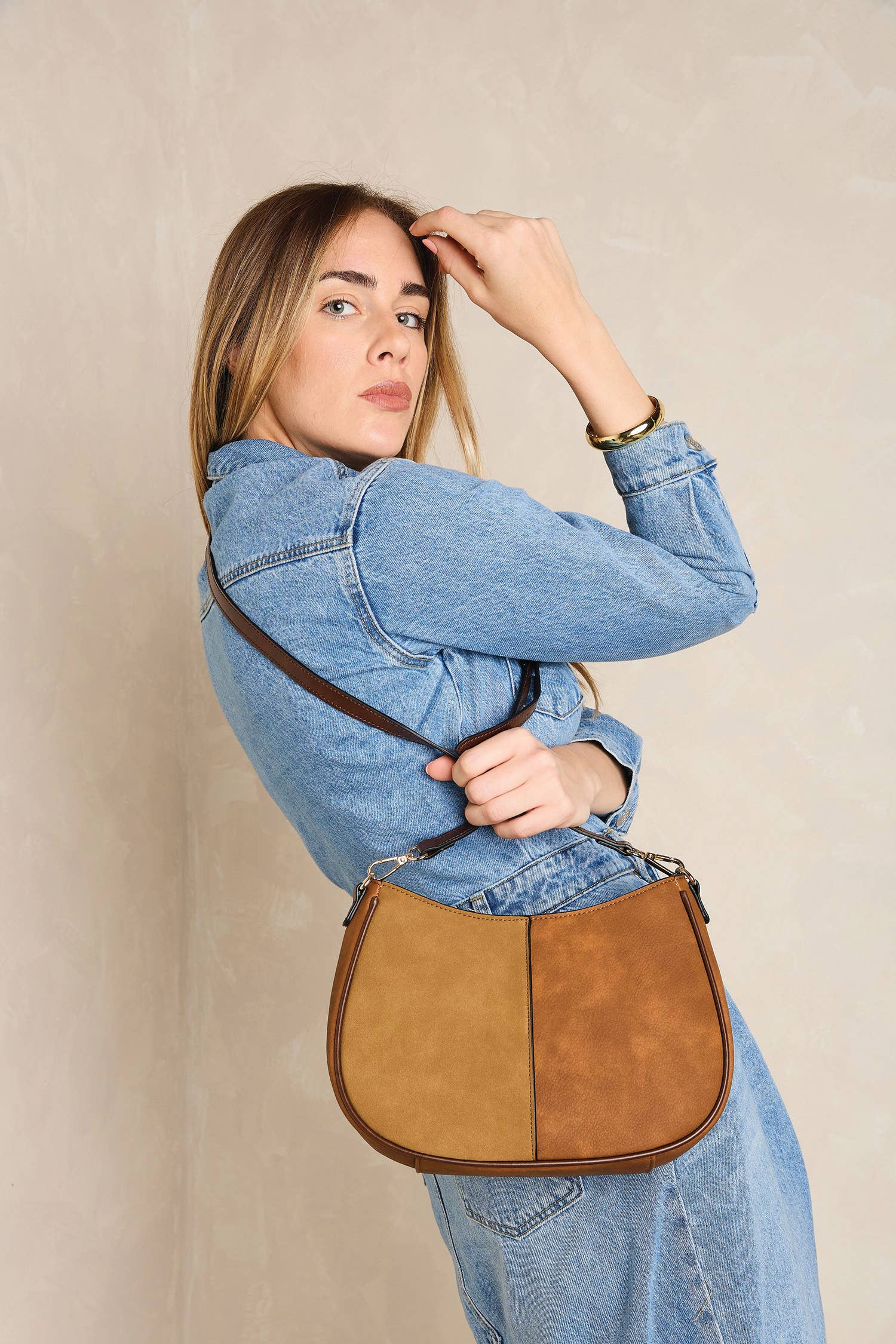 M2543 Zoe Two-Tone Distressed Crossbody: Black